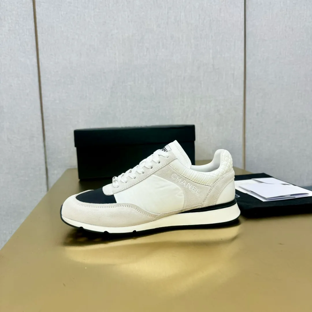 👟👟Ex-factory price 560👟👟 CHANEL Chanel thick-soled panda sneakers Panda biscuit shoes Chanel 2024ss popular panda shoes 🐼Colorful thick-soled casual sports shoes sneakers counter synchronization The counter is very popular Very difficult to buy a shoe The most popular thick-soled panda shoes on the Internet It can be imagined that small fragrance control can not miss it, both appearance and comfort coexist Simple and versatile white shoes. The thick sole increases height and is super versatile. You can wear it with your eyes closed😍Whoever wears it will look better. Upper: calfskin. Lining: imported sheepskin lining. Outsole: TPU original outsole. Size: 35-40 (41 customized.